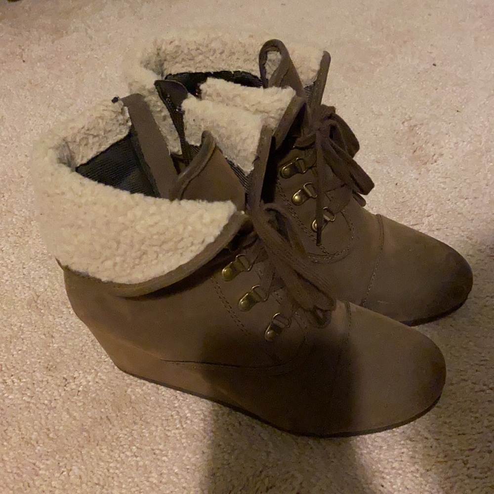 NWOT Brown winter fur lined heel boots